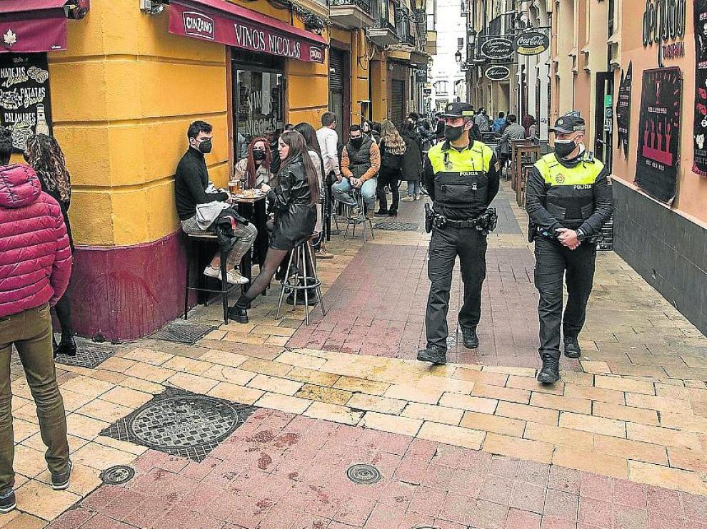 Una patrulla de la Policía Local, este sábado, en las calles del Tubo de Zaragoza