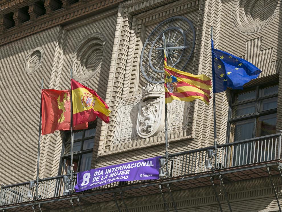 Pancarta con motivo del 8-M en el Ayuntamiento de Zaragoza, en marzo de 2020.