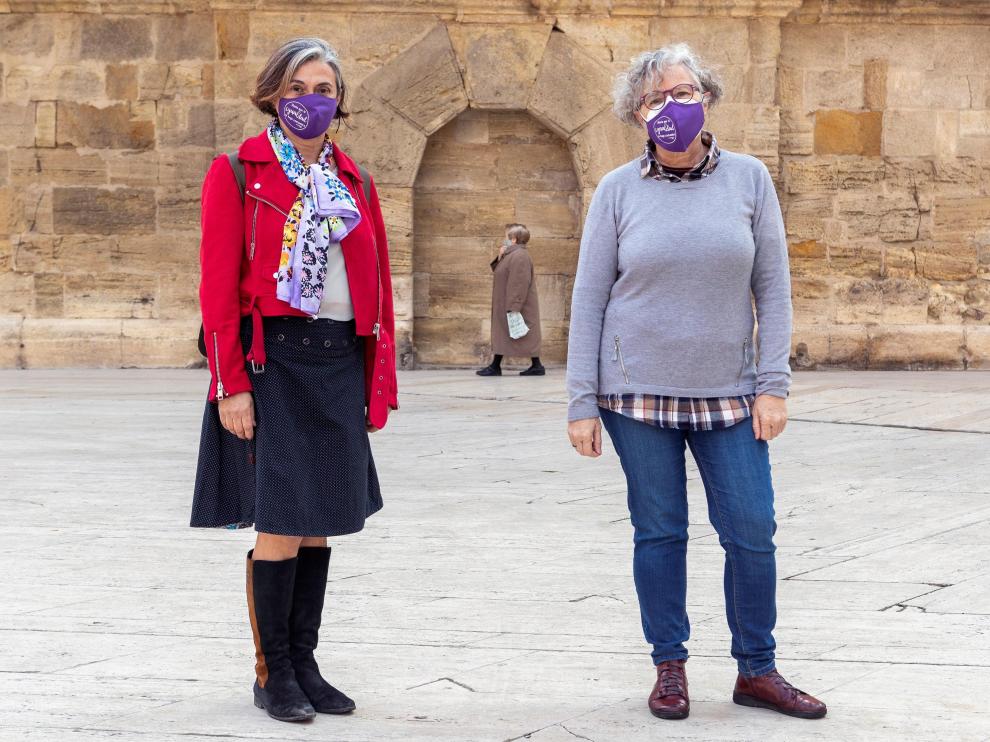 Manoli e Isabel, a las puertas de la Seo de Zaragoza.