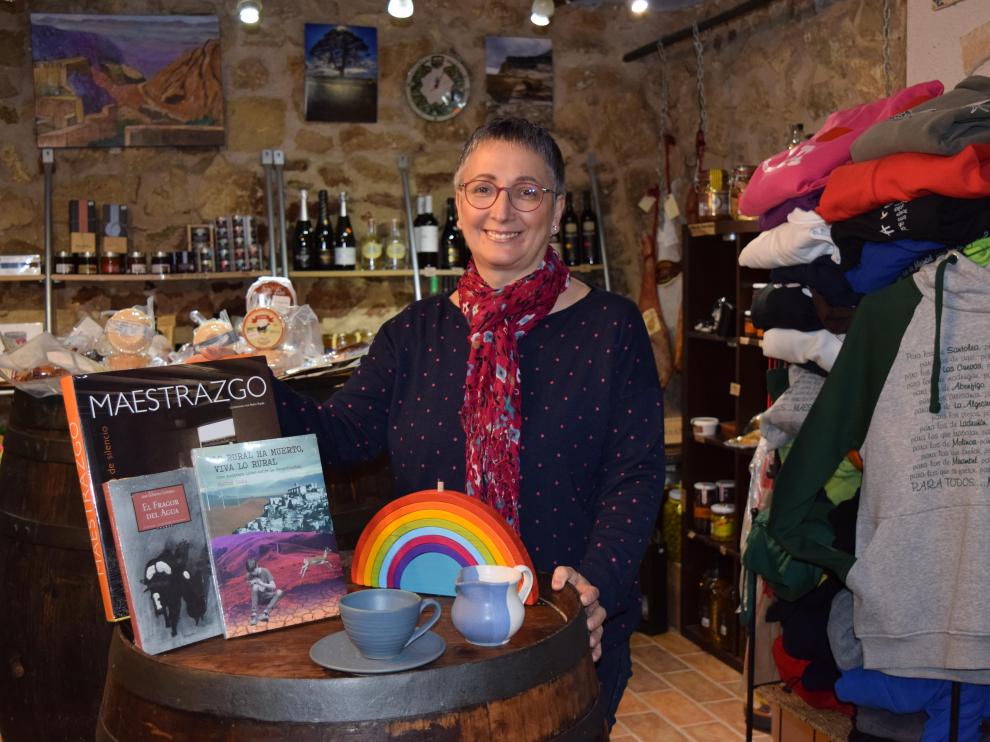 Pilar Sangüesa, en su tienda La Bodega, en Castellote.