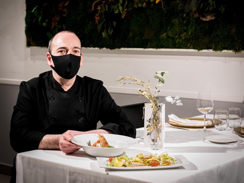 Juan Carlos Viver, cocinero de La Scala, con dos platos elaborados con gallineta.