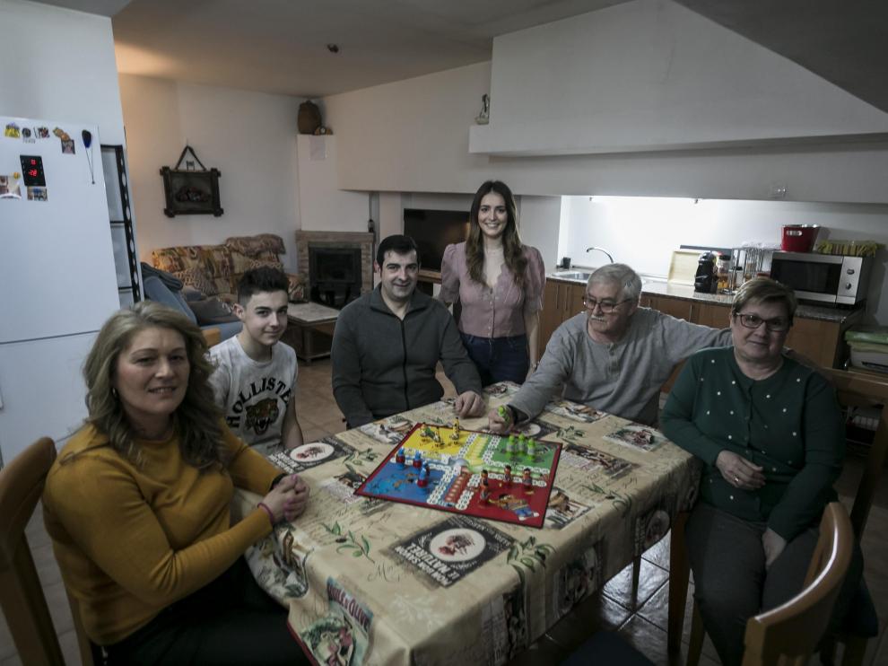 La familia Díaz Palacián se refugió en la mesa de su bodega, en torno a juegos de mesa,para pasar el confinamiento.
