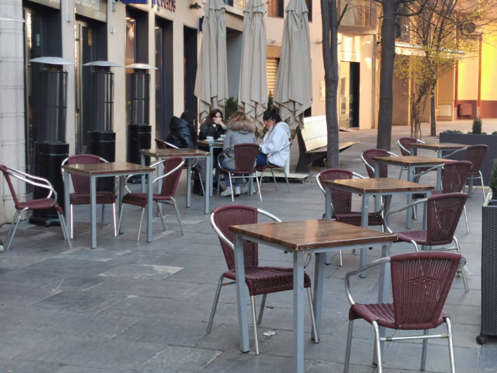 Los hosteleros de Jaca esperan volver a llenar las terrazas, ayer semivacías, con el desconfinamiento