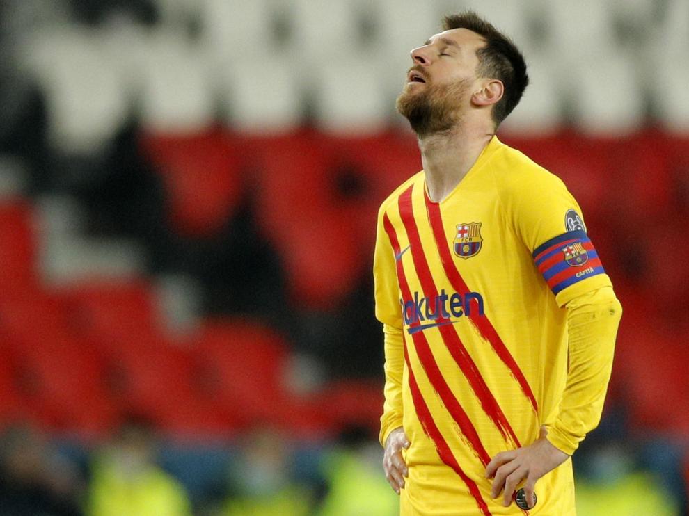 Messi se lamenta en el partido de vuelta de los octavos de final entre el Paris Saint Germain y el FC Barcelona