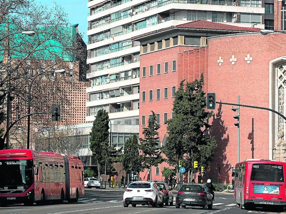 Varios coches y autobuses circulan por el paseo de Pamplona, junto a la Puerta del Carmen.