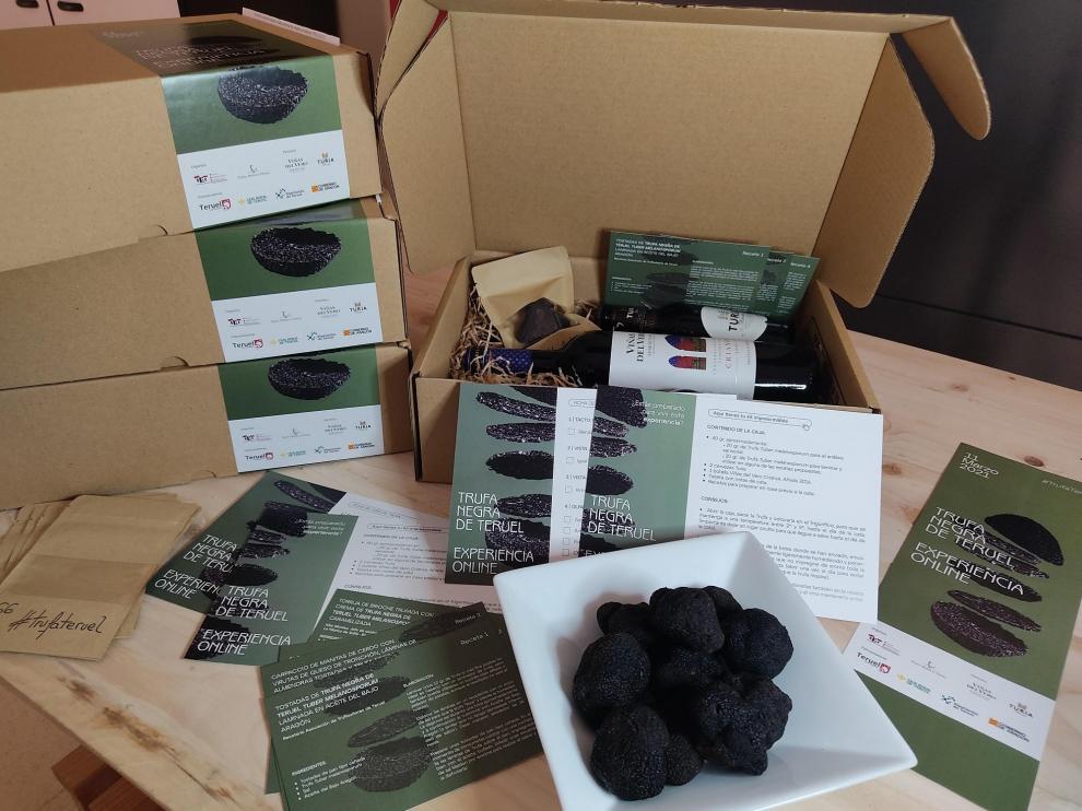 Caja con los productos enviados a los participantes en la cata ‘on line’ de trufa de Teruel.