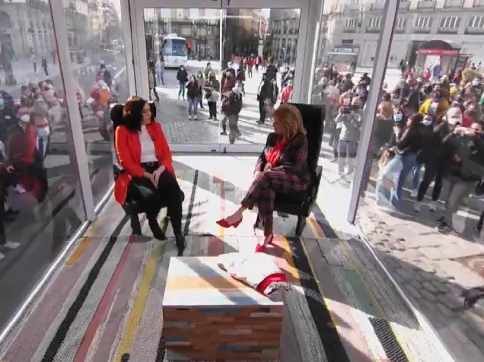Díez Ayuso con María Teresa Campos durante su entrevista.