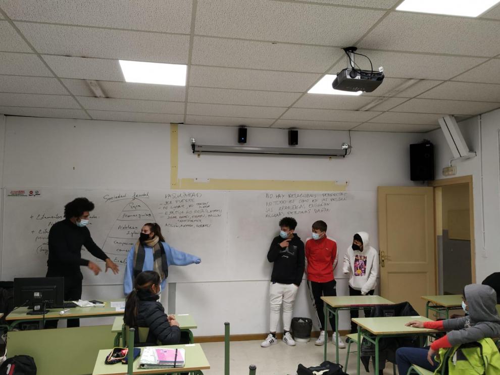 Chicos y chicas, en el taller de nuevas masculinidades, impartido por Fuethefirst