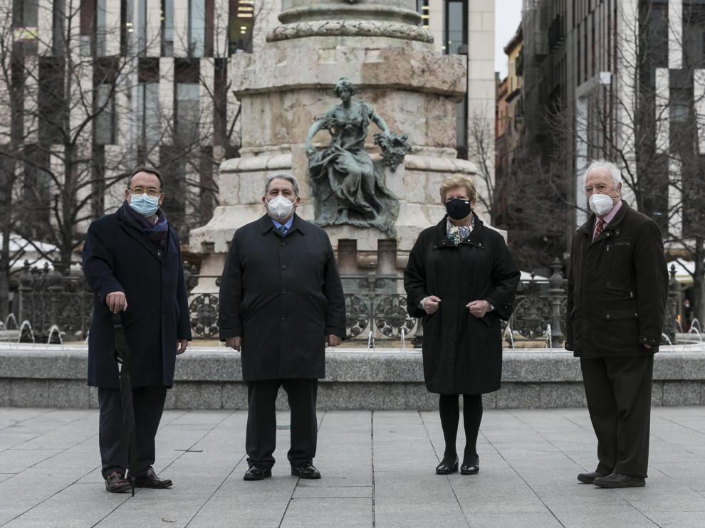 De izquierda a derecha, José Luis Yzuel, Manuel Teruel, Concha Ferrer y Francisco Javier Iriarte, en la plaza de España de Zaragoza, antes de participar en la mesa redonda.