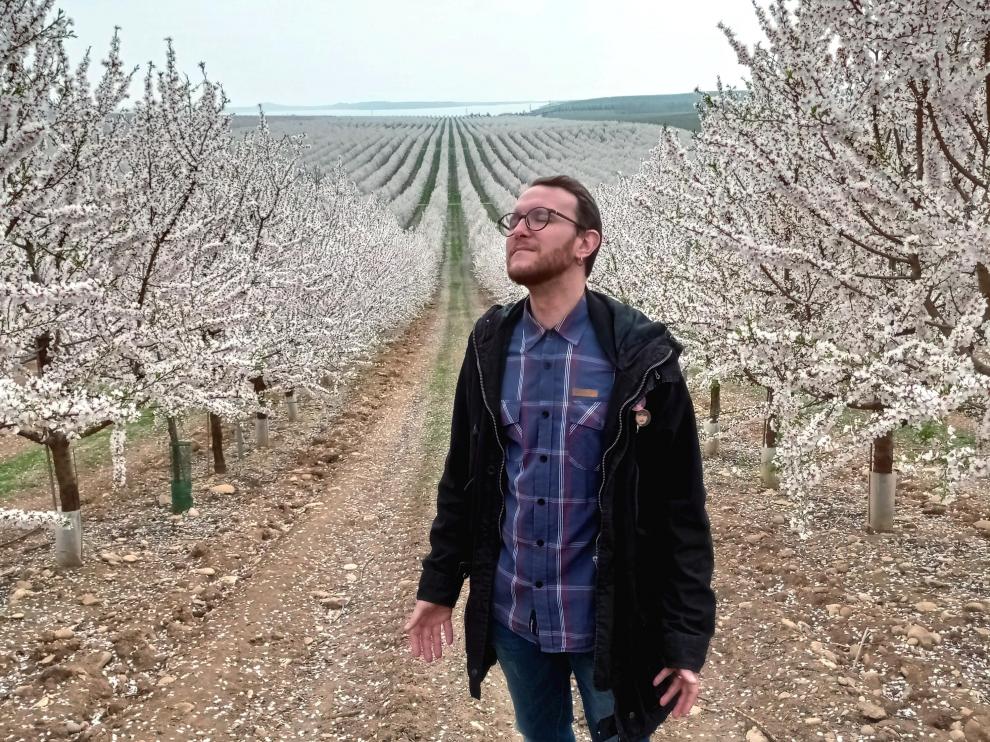 El escultor binefarense, en un campo de almendros en flor.