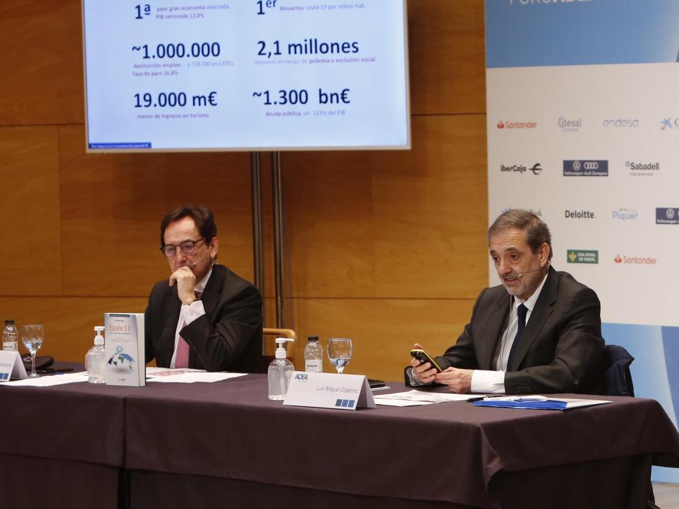 Salvador Arenere, presidente de ADEA, y Luis Miguel Gilpérez, expresidente de Telefónica España, en Zaragoza.