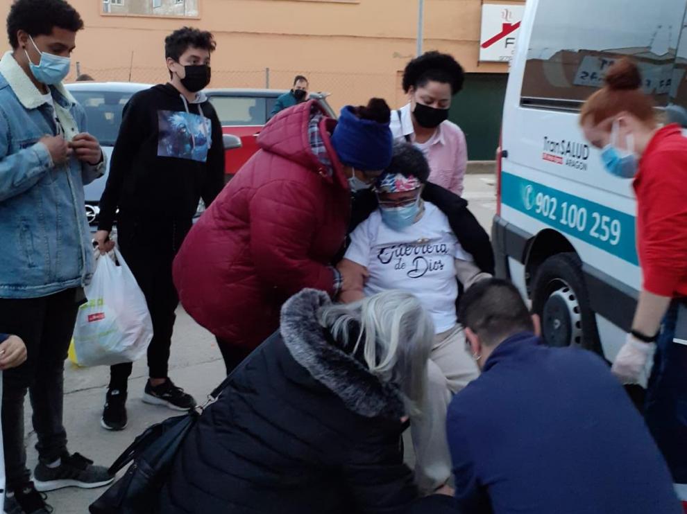 Victorina bajó de la ambulancia que la trasladó desde Zaragoza hasta su domicilio de Borja el pasado jueves arropada por familiares, amigos y vecinos.