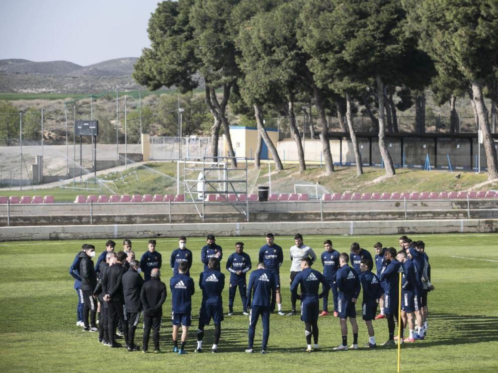 La plantilla zaragocista escucha a Jim antes del entrenamiento en la Ciudad Deportiva.