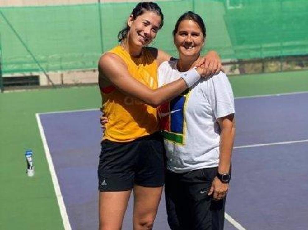 Garbiñe Muguruza sonriente junto a Conchita Martínez, su entrenadora.
