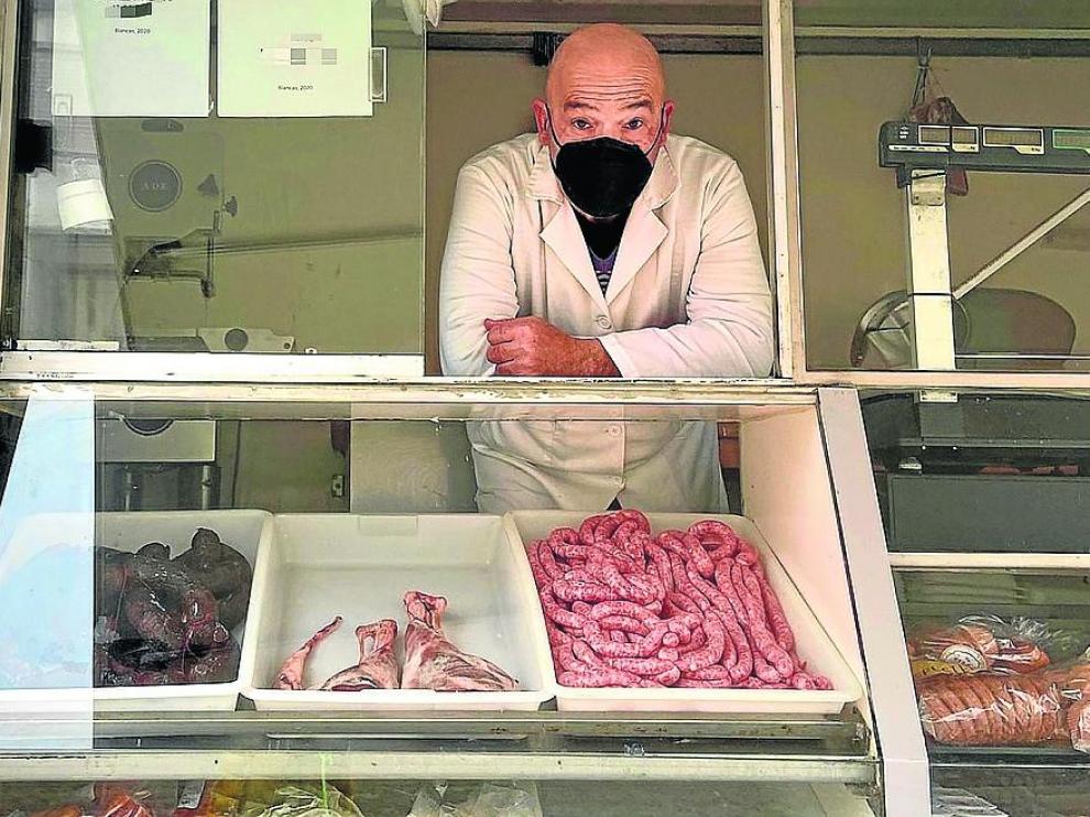 Juan Carlos Esteban, al frente de su carnicería ambulante, con base de operaciones en Blancas
