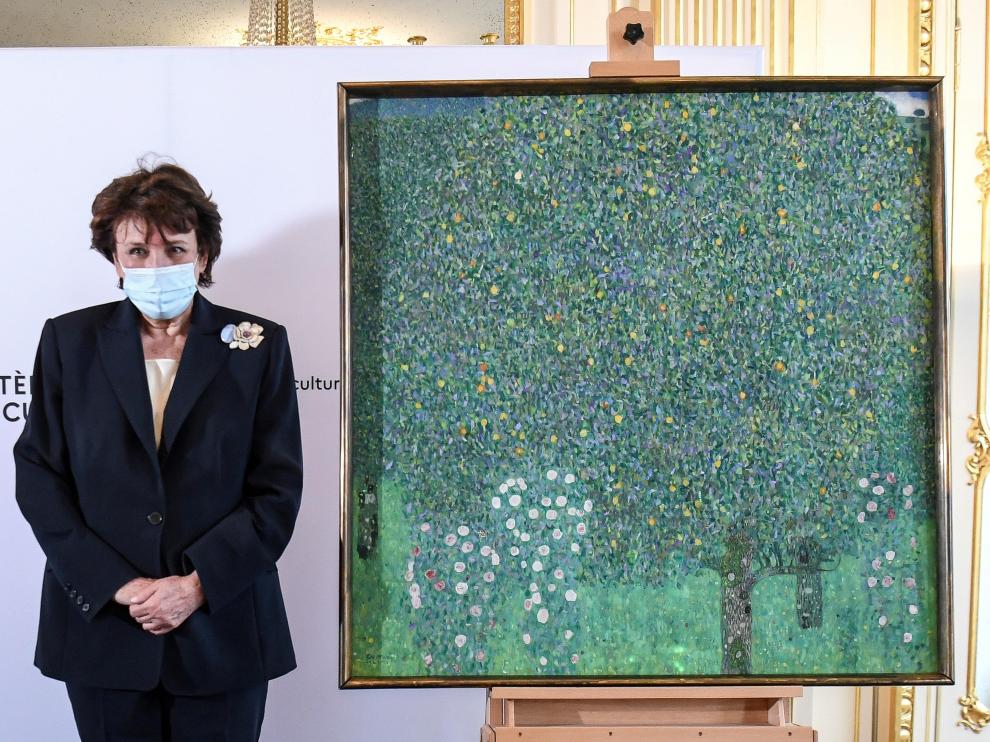 La ministra de Cultura de Francia, Roselyme Bachelot, posa junto al cuadro.