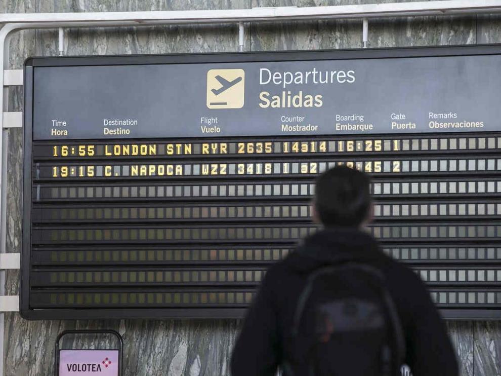Panel de vuelos en el Aeropuerto de Zaragoza.
