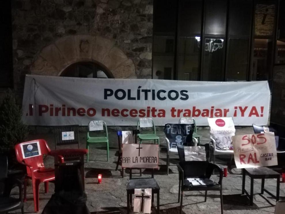 Sillas vacías en Castejón de Sos como protesta por la falta de visitantes.