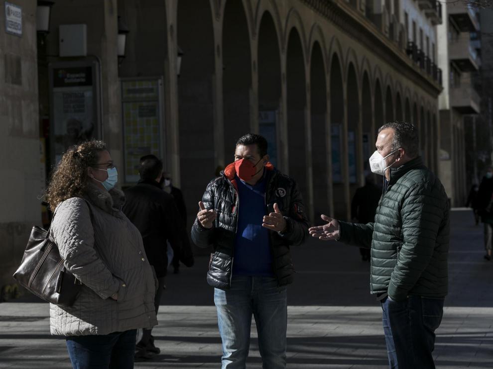 De izquierda a derecha, Susana Hernández, José Luis Villuendas y Miguel Ángel Lacueva este miércoles en Zaragoza.