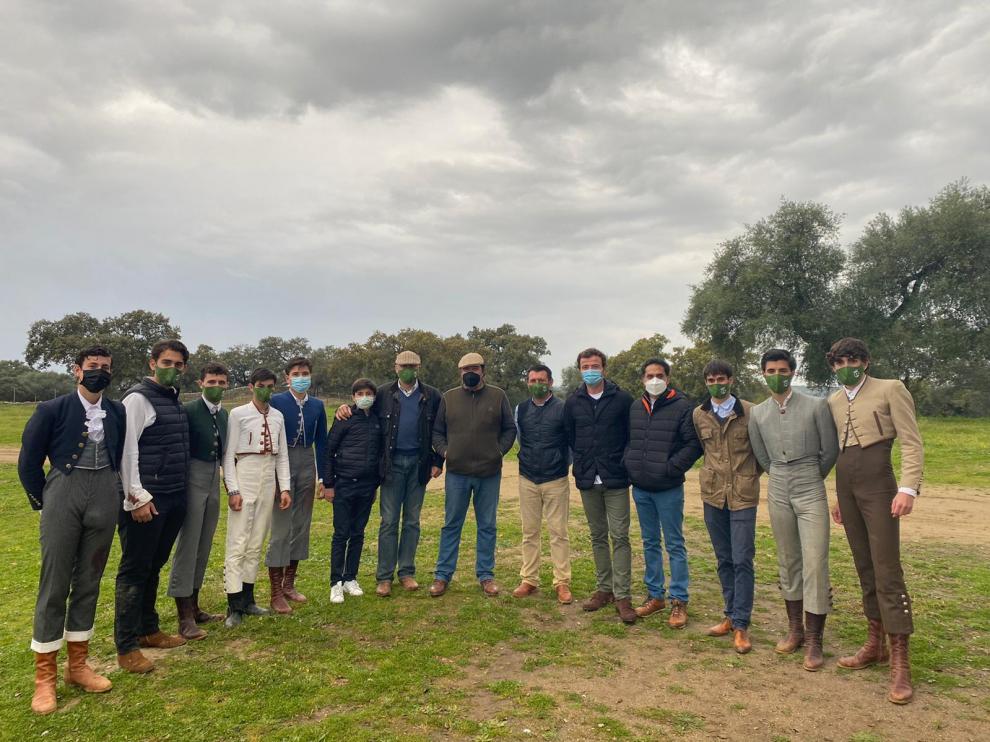 Alumnos de la Escuela Taurina Oscense en un tentadero con el maestro Tomás Campuzano.