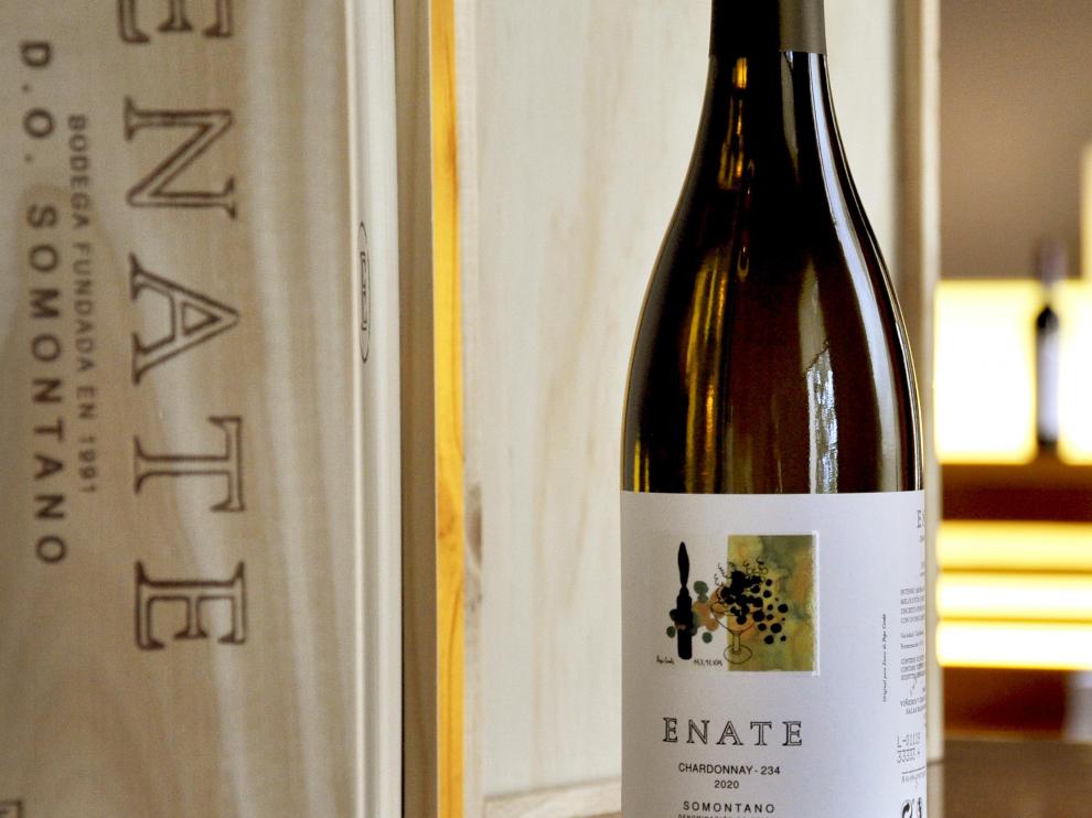 Botella del vino blanco Enate Chardonnay 234.