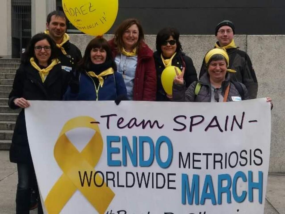 Foto de archivo de un grupo de sociales de la asociación en el Día Mundial de la Endometriosis.