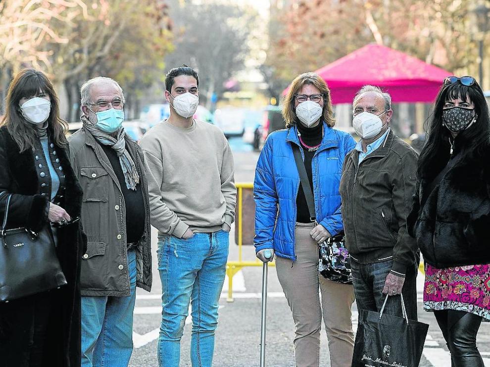 De izquierda a derercha, Teresa Mª Monzón, Paco González, Jorge Guerrero, Nieves Cobos y su marido, Querubín Bernal, que han presentado reclamaciones, junto a Pilar Fernández, trabajadora de UCA