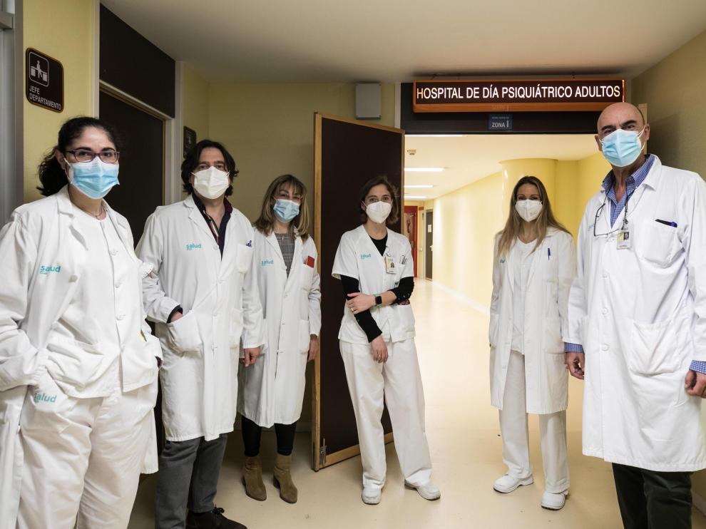 El doctor Pérez Camo (a la derecha), con parte del equipo del servicio de Psiquiatría del Clínico.