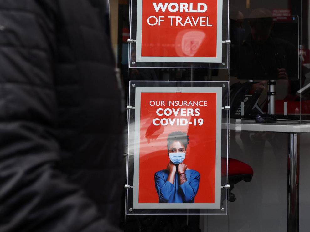 Una mujer con mascarilla en Londres.