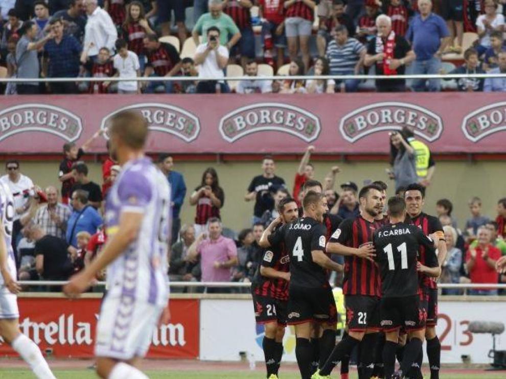 Los jugadores del Reus celebran un gol en el partido contra el Valladolid investigado dentro de la Operación Oikos.