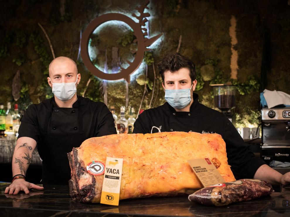 Marcos Alcubierre y Alejandro García, cocineros del restaurante Saucco, de Zaragoza.