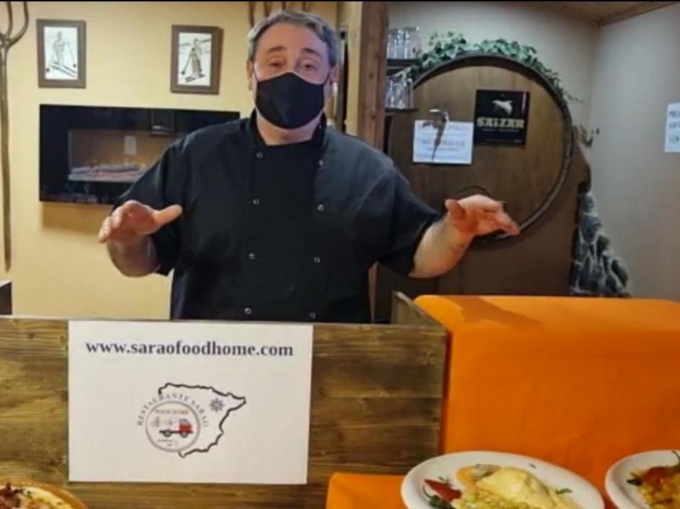 Ángel Lamenca, propietario del asador-sidrería Sarao, en Escarrilla ha lanzado un vídeo en las redes explicando su nuevo servicio de comida a domicilio.