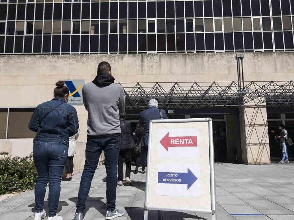 Fila para hacer la declaración de la renta en la anterior campaña en Zaragoza