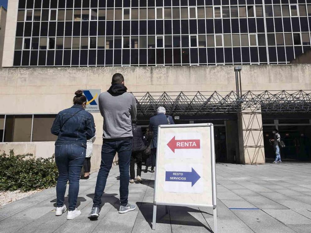 Fila para hacer la declaración de la renta en la anterior campaña en Zaragoza