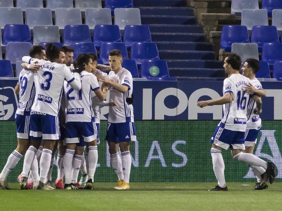 Los jugadores del Real Zaragoza celebran el 1-0 marcado por Peybernes en el minuto 6 y que acabó siendo decisivo para la victoria.