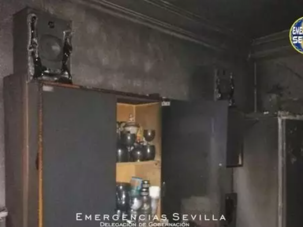 Mueren dos hermanos septuagenarios en el incendio de un piso en Sevilla.
