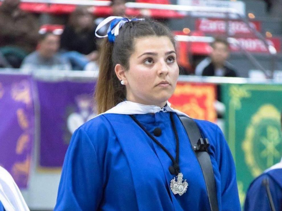 Rocío Martínez con su tambor, vistiendo el hábito de su cofradía.