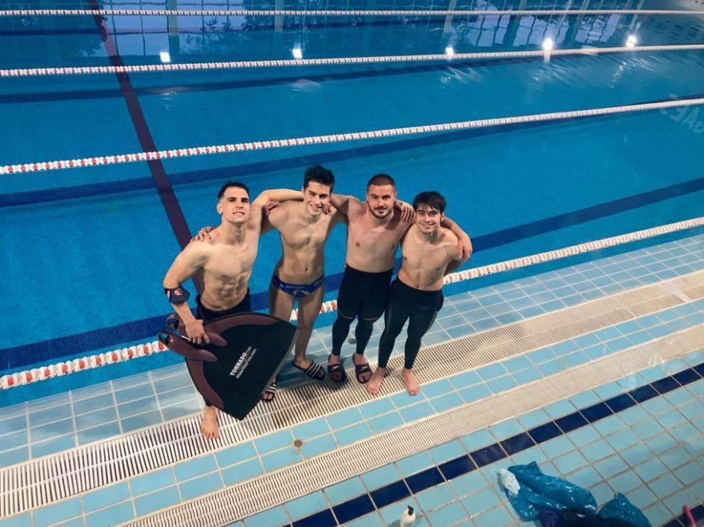 David Asín, Marcos Álvaro, Daniel Lama y Miguel Ángel Chavarría, después de ser oro en el 4x200.