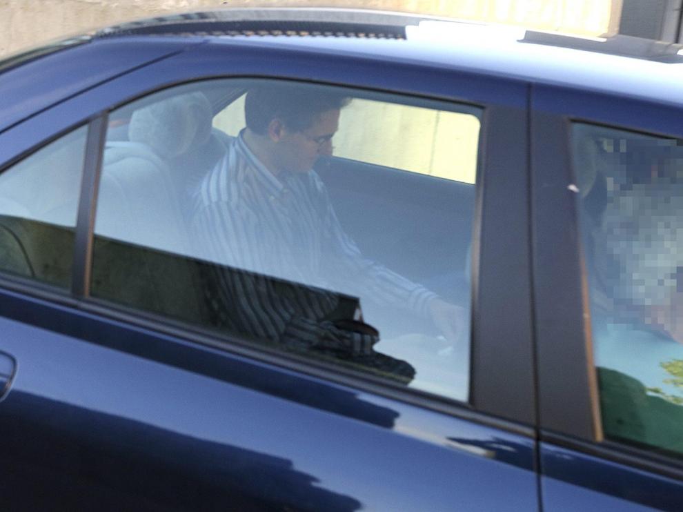 Imagen de archivo de Luis Irzo, exconcejal del PP de Huesca, abandonado los juzgados tras su detención en 2016 por una denuncia de malos tratos.