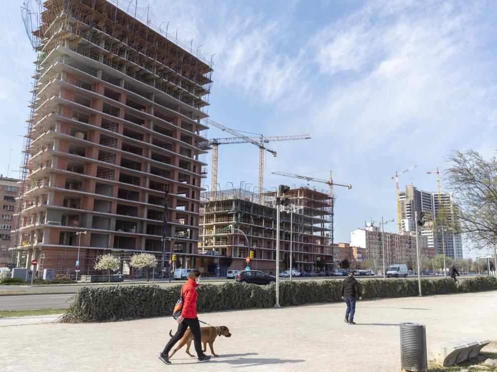 Imagen de los edificios en construcción ADN Residencial y Torre Zaragoza (al fondo).