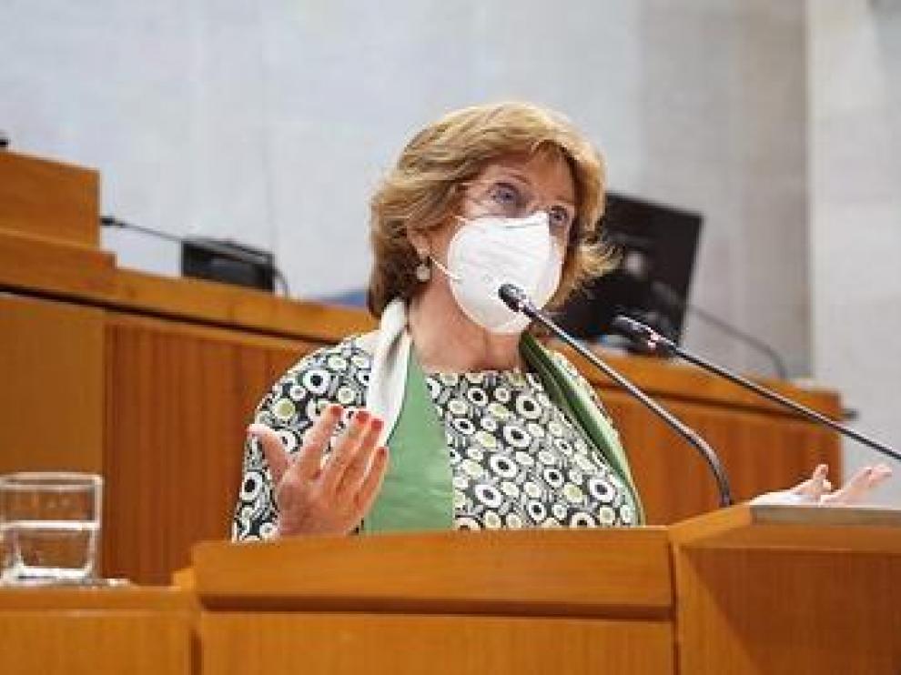 La consejera María Victoria Broto durante su comparecencia este jueves en el pleno de las Cortes