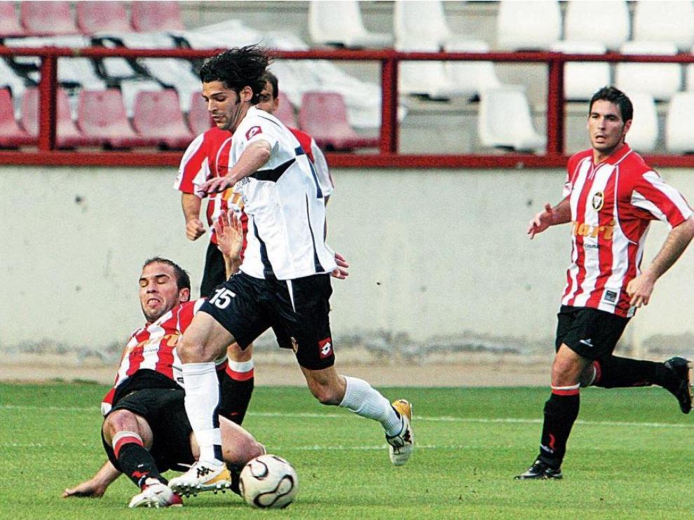Lafita, en un lance del partido CD Logroñés-Real Zaragoza del 31 de mayo de 2007, el primero de los tres amistosos jugados por los aragoneses en el nuevo estadio riojano.