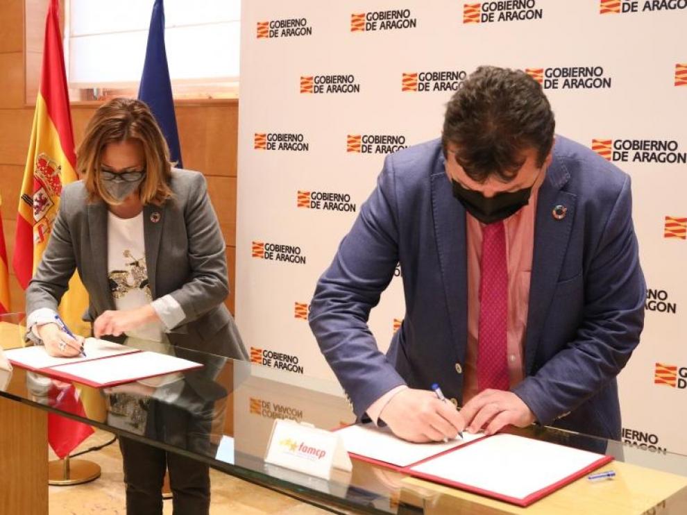 La consejera de Presidencia, Mayte Pérez, y el presidente de la Famcp, han firmado este viernes un convenio para asesorar a los municipios para captar fondos europeos.