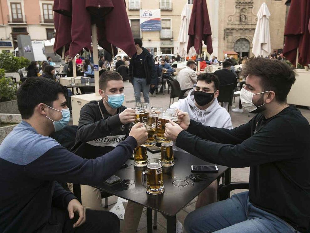 Se permite un máximo de seis personas en las terrazas con mascarillas