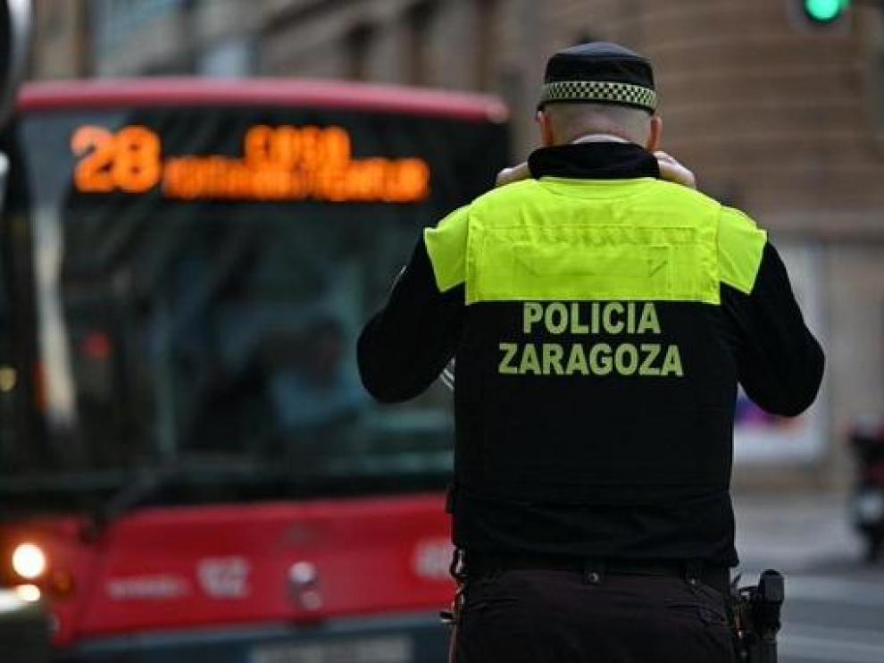 En el suceso han intervenido agentes de la Policía Local y bomberos de Zaragoza.