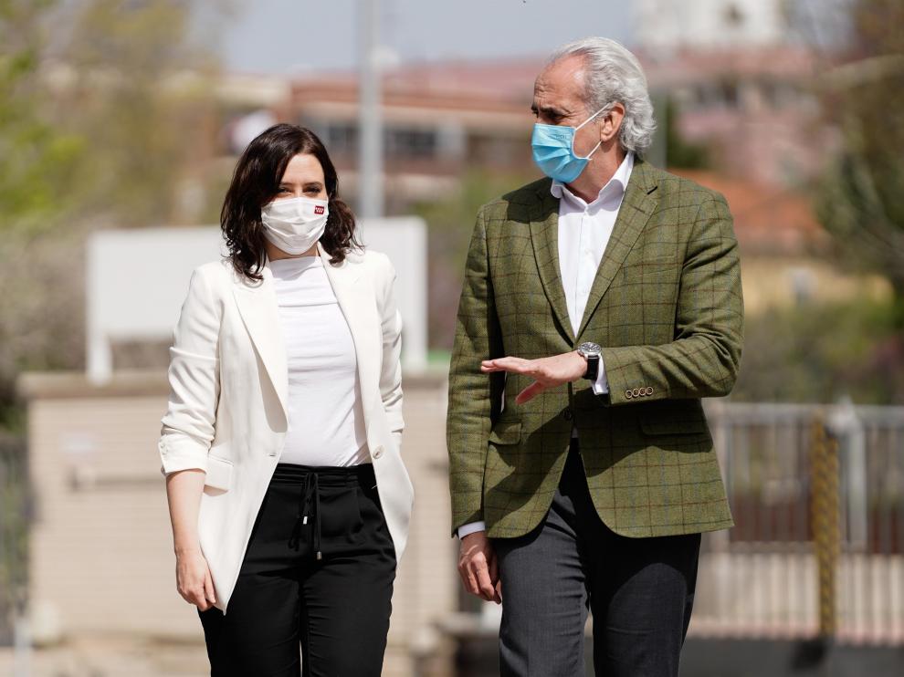 Isabel Díaz Ayuso junto al consejero de Sanidad, Enrique Escudero, el viernes en Madrid.