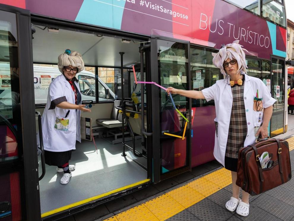 La profesora ZZ Jones en el bús turístico de Zaragoza.