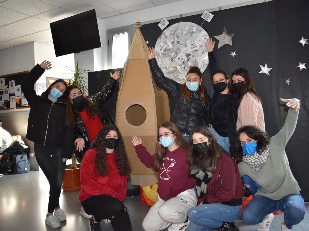 Alumnas del instituto preparadas para el lanzamiento del cohete al espacio
