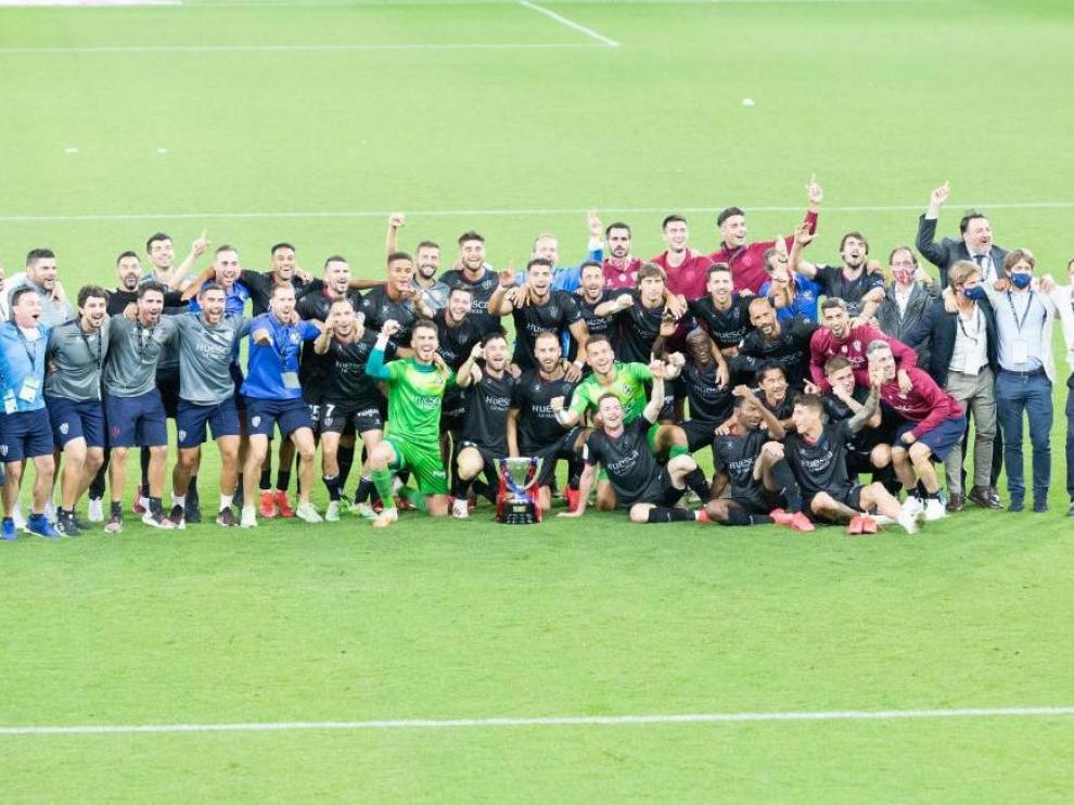 La SD Huesca celebra el título de liga de Segunda División.