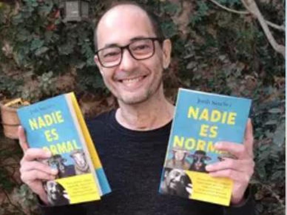 El actor Jordi Sánchez, con su libro.